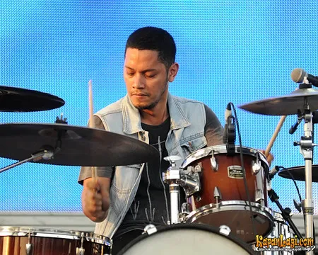 Foto Maliq and D Essentials