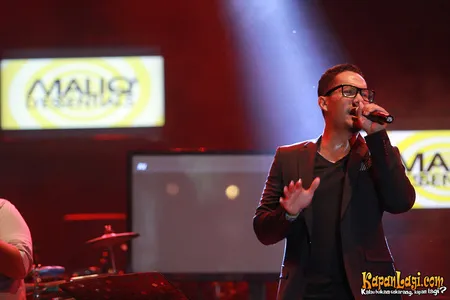 Foto Maliq and D Essentials