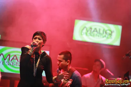 Foto Maliq and D Essentials