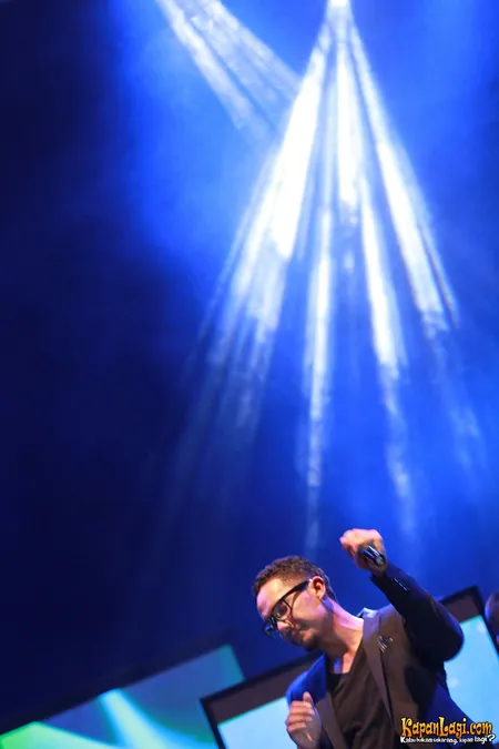 Foto Maliq and D Essentials