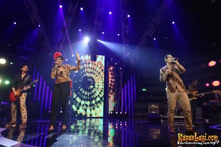 Foto Maliq and D Essentials