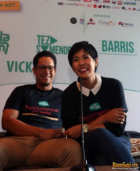 Foto Maliq and D Essentials