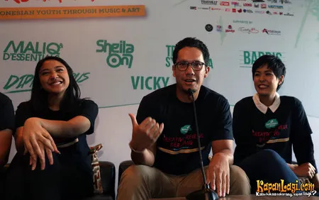 Foto Maliq and D Essentials