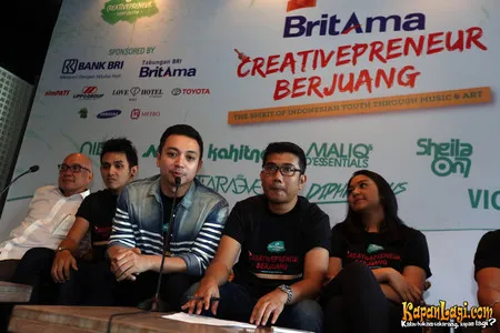 Foto Maliq and D Essentials