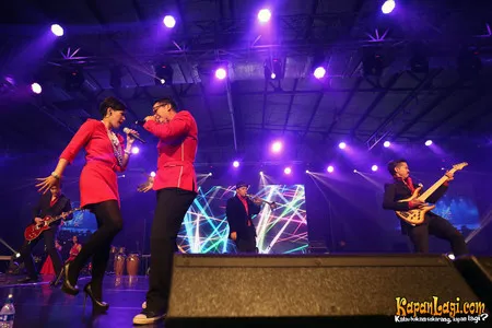 Foto Maliq and D Essentials