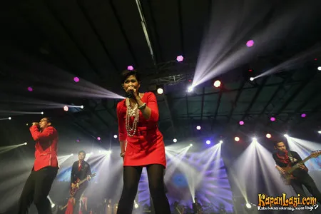 Foto Maliq and D Essentials