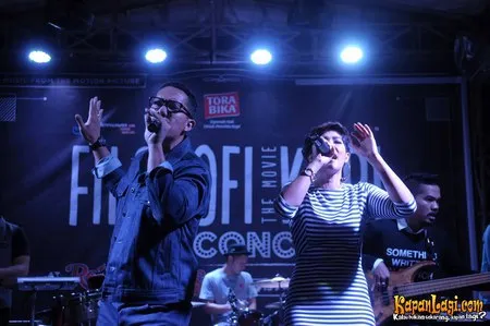 Foto Maliq and D Essentials