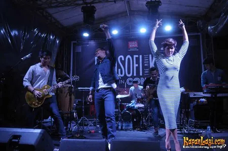 Foto Maliq and D Essentials