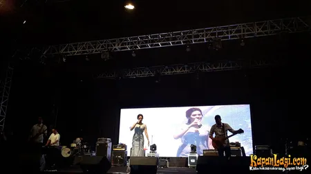 Foto Maliq and D Essentials
