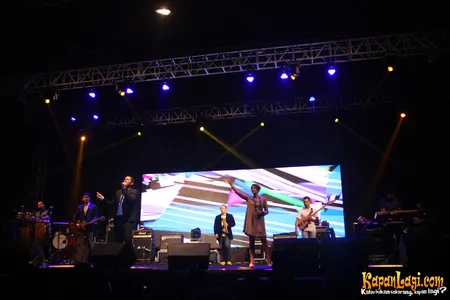 Foto Maliq and D Essentials