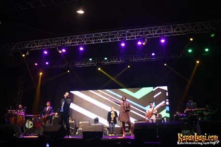 Foto Maliq and D Essentials