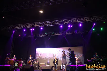 Foto Maliq and D Essentials