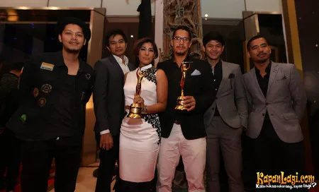 Foto Maliq and D Essentials