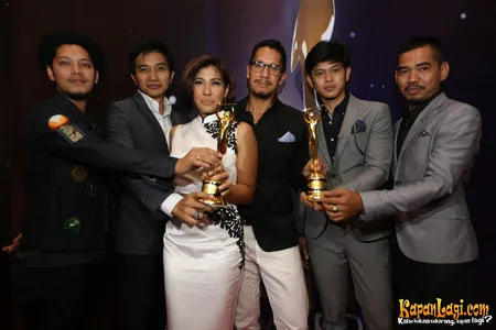 Foto Maliq and D Essentials