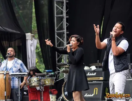 Foto Maliq and D Essentials