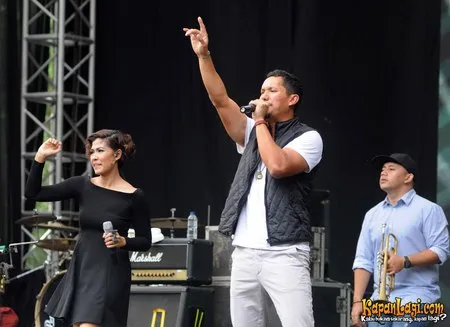 Foto Maliq and D Essentials