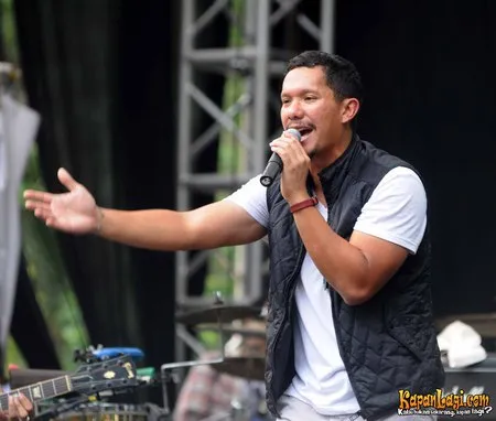 Foto Maliq and D Essentials