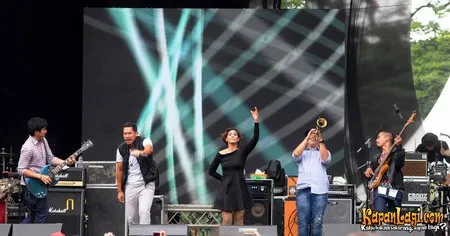 Foto Maliq and D Essentials