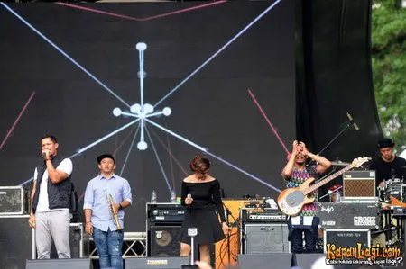 Foto Maliq and D Essentials