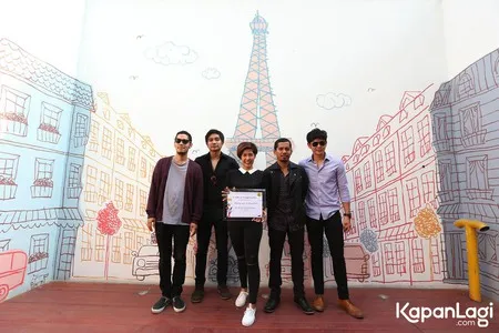 Foto Maliq and D Essentials