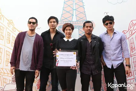 Foto Maliq and D Essentials