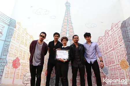Foto Maliq and D Essentials