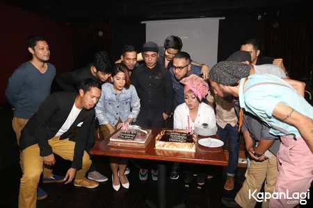 Foto Maliq and D Essentials