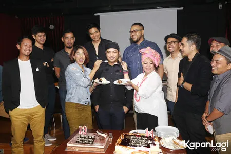 Foto Maliq and D Essentials
