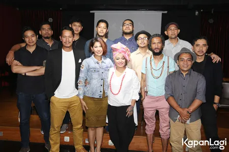 Foto Maliq and D Essentials