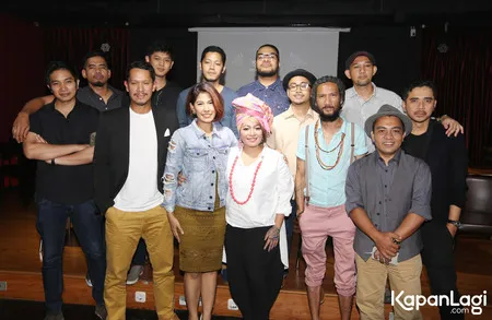 Foto Maliq and D Essentials