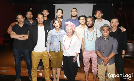 Foto Maliq and D Essentials