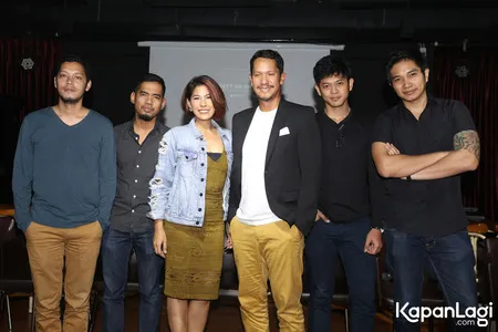 Foto Maliq and D Essentials