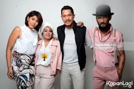 Foto Maliq and D Essentials