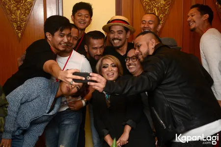 Foto Maliq and D Essentials