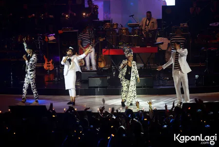 Foto Maliq and D Essentials