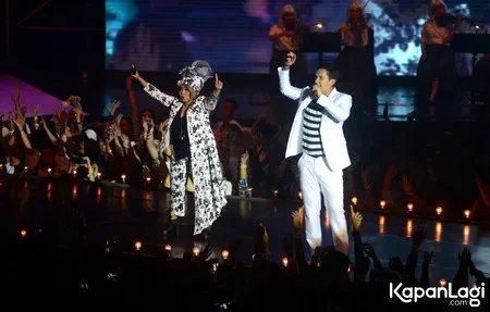 Foto Maliq and D Essentials