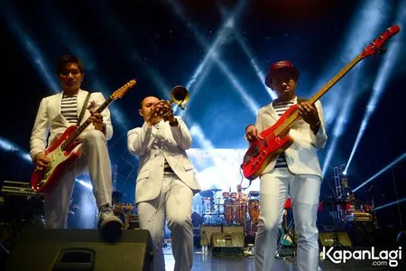 Foto Maliq and D Essentials