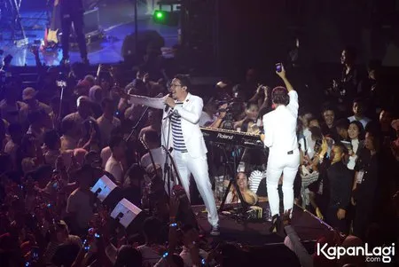 Foto Maliq and D Essentials