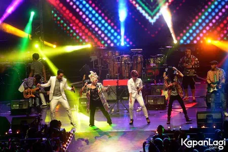 Foto Maliq and D Essentials