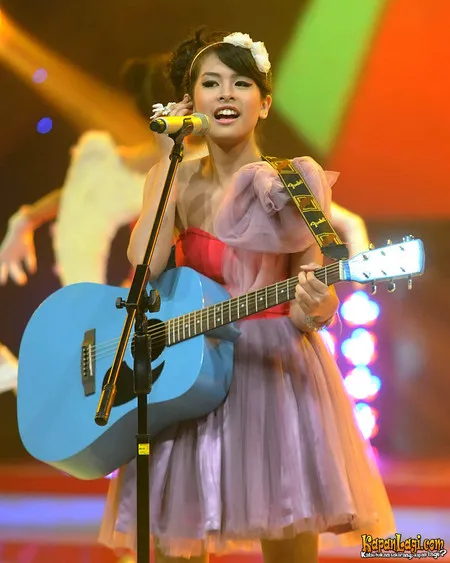 Foto Maudy Ayunda