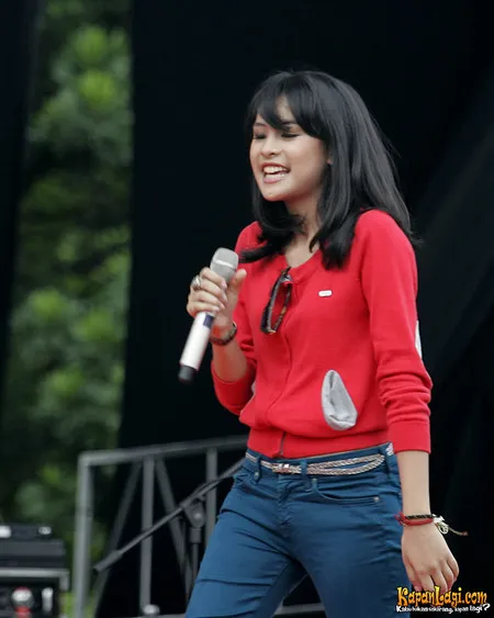 Foto Maudy Ayunda