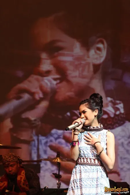 Foto Maudy Ayunda