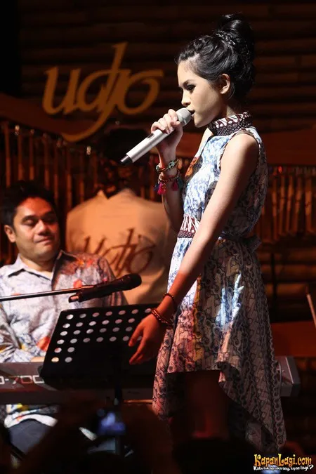 Foto Maudy Ayunda