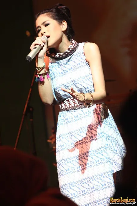 Foto Maudy Ayunda