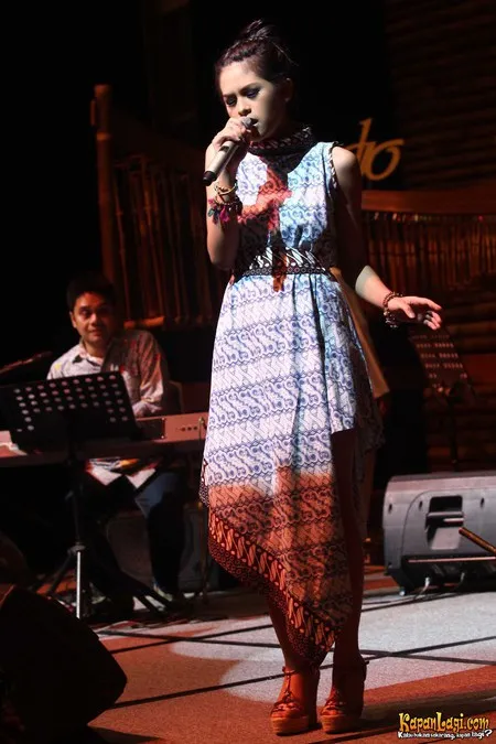 Foto Maudy Ayunda