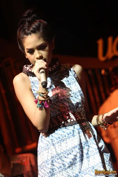 Foto Maudy Ayunda