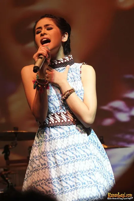 Foto Maudy Ayunda