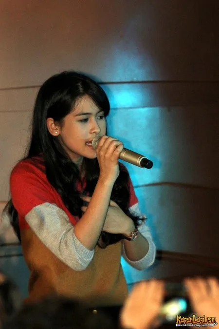 Foto Maudy Ayunda