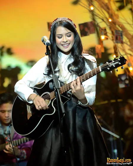 Foto Maudy Ayunda