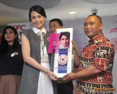 Foto Maudy Ayunda